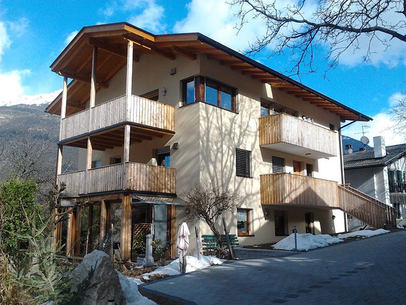 Hochbau — Neubau mit Holzveranden