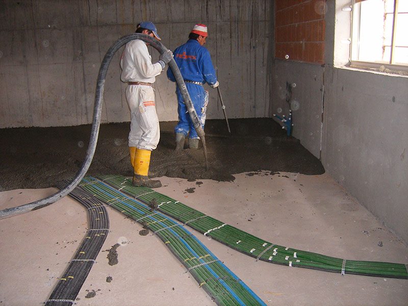 Estricharbeiten mit Polystyrolbeton-Pumpe